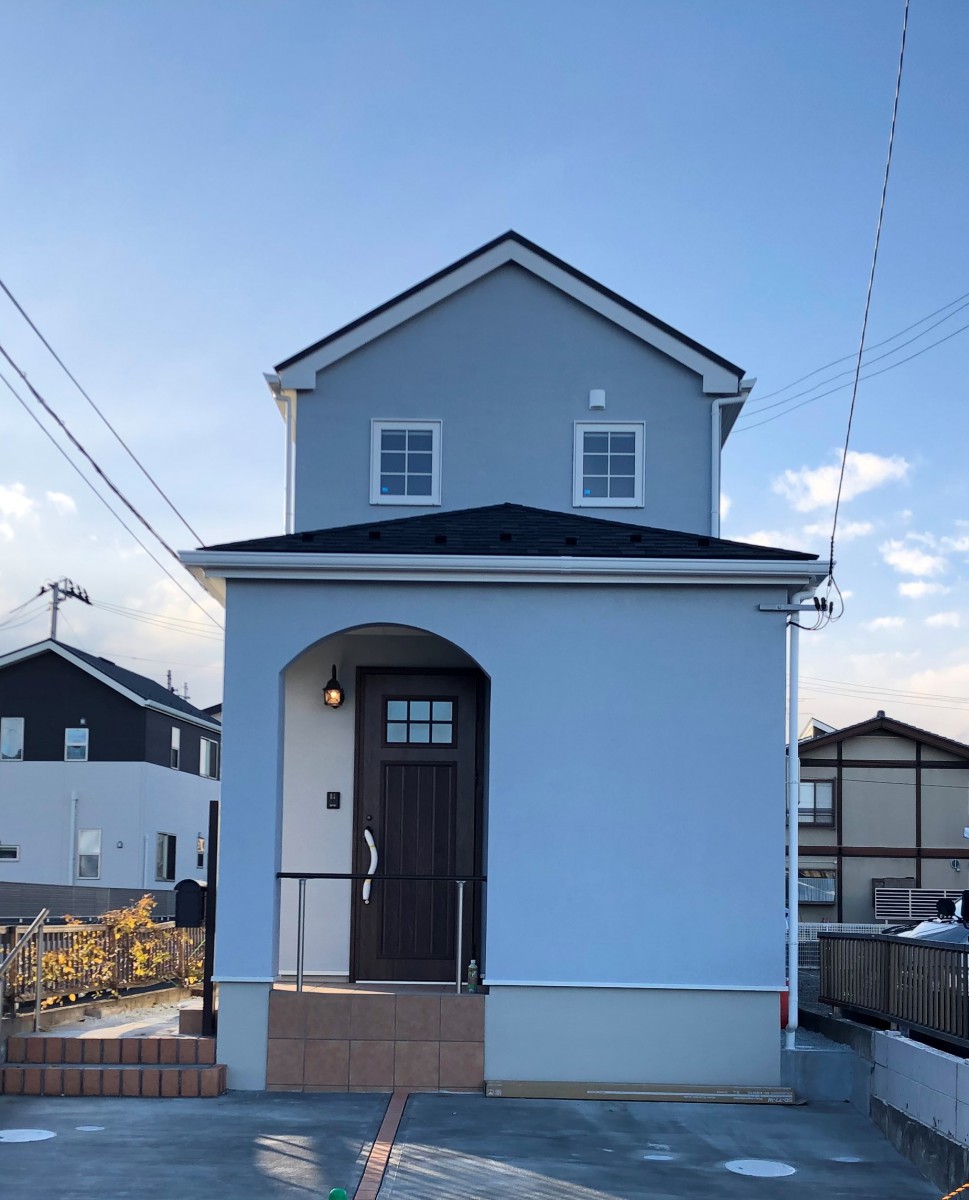 スモークブルーの塗り壁が美しいプロヴァンススタイル 仙台愛子の輸入住宅販売 施工なら富樫工業 トガシホーム