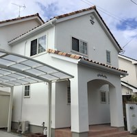 遠くからも目を引く白い塗り壁のかわいいお家。