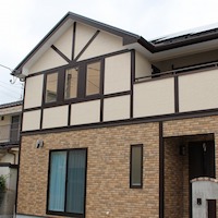 造形美溢れる出窓とアール壁のあるチューダー様式の家