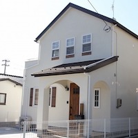 遠くからも目を引く白い塗り壁のかわいいお家。